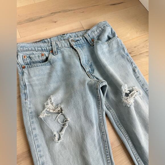 Womens Levi’s 511 Size 30 x 32 Light wash Distressed Straight Leg Jeans - Picture 10 of 11